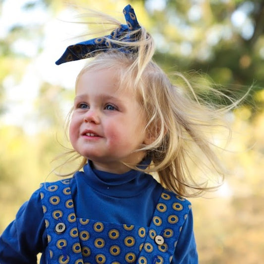 petite fille en bleu avec chouchou foulard-cravate (amovible) dans les cheveux 